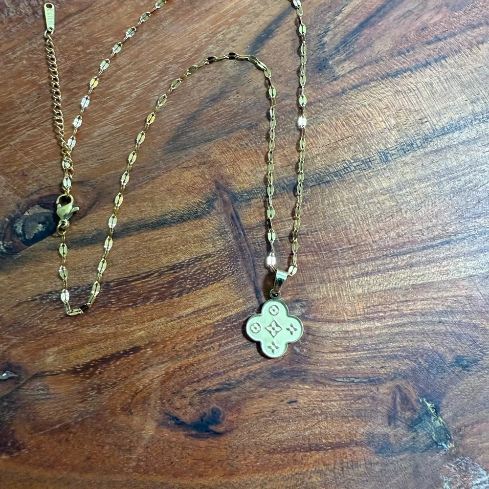 Women’s Gold Clover Stainless Steel Necklace Printed Clover Flower W Lip Chain